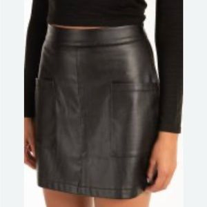 Bagatelle collection women’s S‎ faux leather skirt, front pockets, fully lined